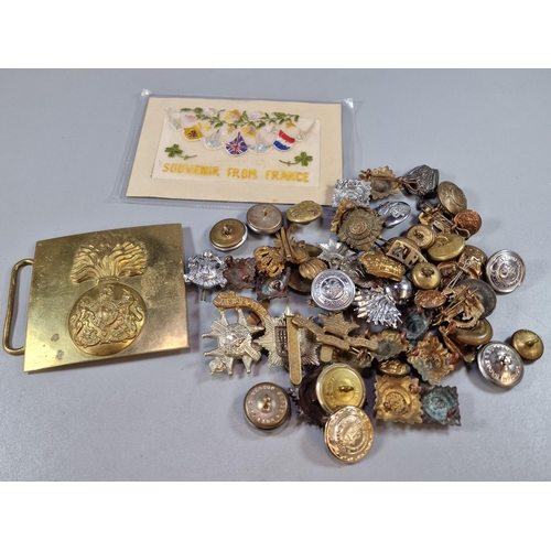 251 - Collection of military items: cap badges, WW1 silk postcard etc. (B.P. 21% + VAT)