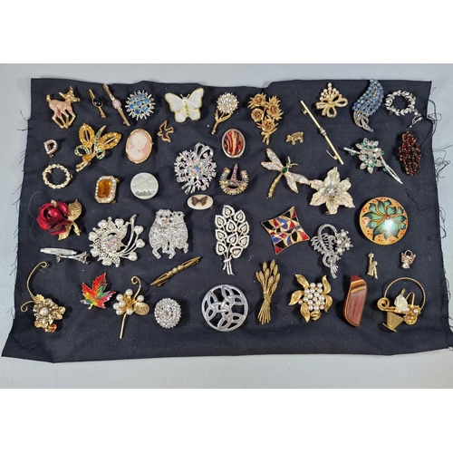 259 - Collection of vintage and other brooches to include: dragonfly, Celtic, Paris, enamel etc. (B.P. 21%... 