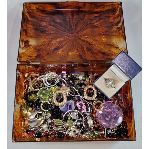 261 - Faux tortoiseshell box comprising vintage and other jewellery: rings, necklaces, pendants, earrings ... 