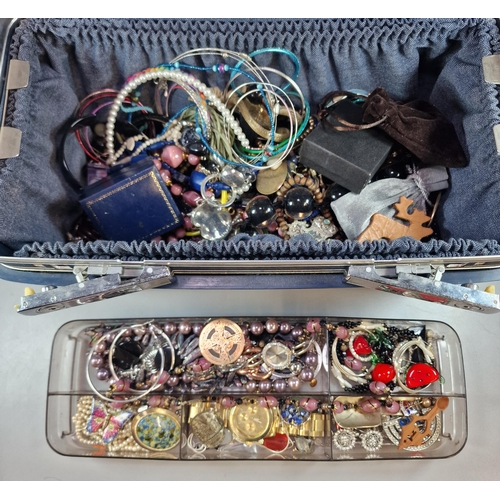 265 - Vanity case comprising vintage and other jewellery: brooches, Celtic designs, necklaces, bracelets, ... 