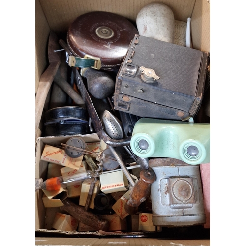 325 - Box of oddments to include: vintage measuring tape, clay pipe, various tools, spoon, corkscrew etc. ... 