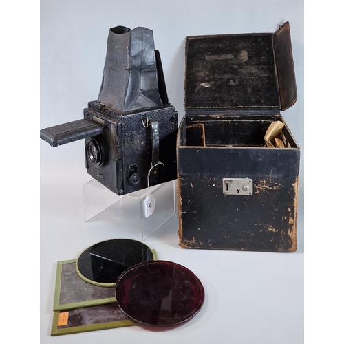 39 - Ensign Special Reflex studio plate camera with original leather box containing various dark slides. ... 