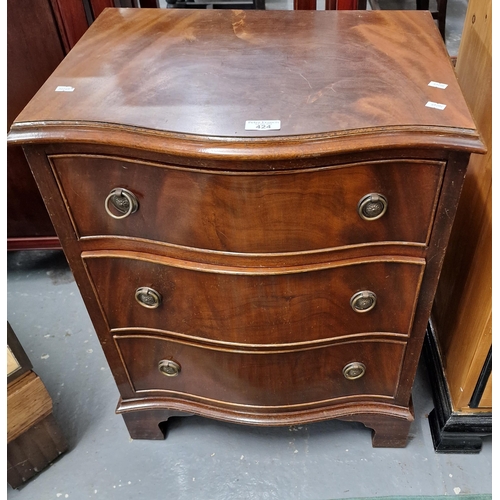 424 - Georgian style mahogany serpentine chest of three drawers, 54x40x68cm approx. (B.P. 21% + VAT)