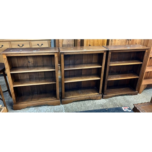 503 - Set of three modern oak open bookcases with adjustable shelves and reeded columns on bracket feet (3... 