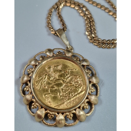 107 - Edward VII gold full Sovereign dated 1907 in ornate 9ct gold mount on a 9ct gold fine link chain.  T... 