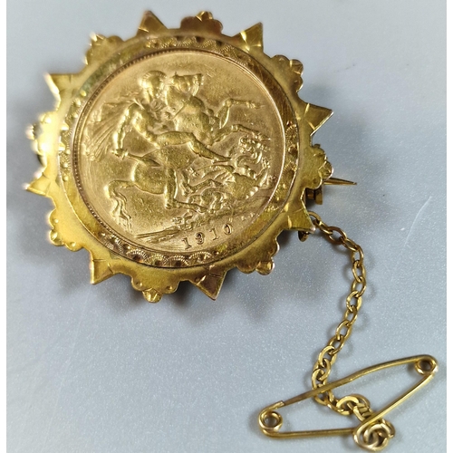 110 - George V gold full Sovereign in 9ct gold brooch mount. 11g approx.  (B.P. 21% + VAT)