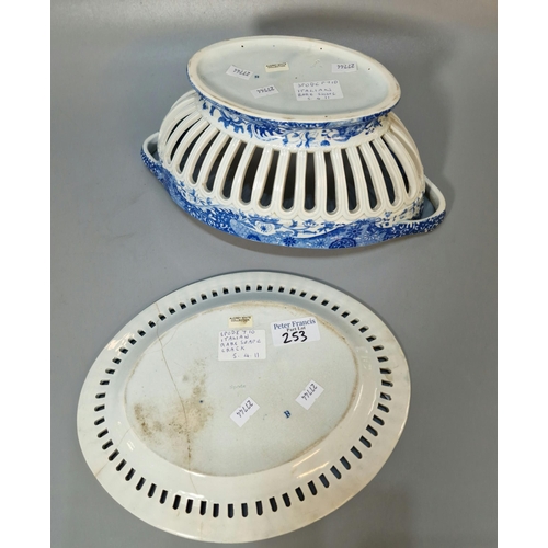 253 - 19th century Spode blue and white chestnut basket and stand with pierced lattice borders, decorated ... 