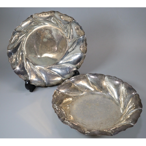 27 - Pair of George V silver plenished bowls, by S&H Ltd. Sheffield 1922. 21.5cm diameter approx.  Total ... 