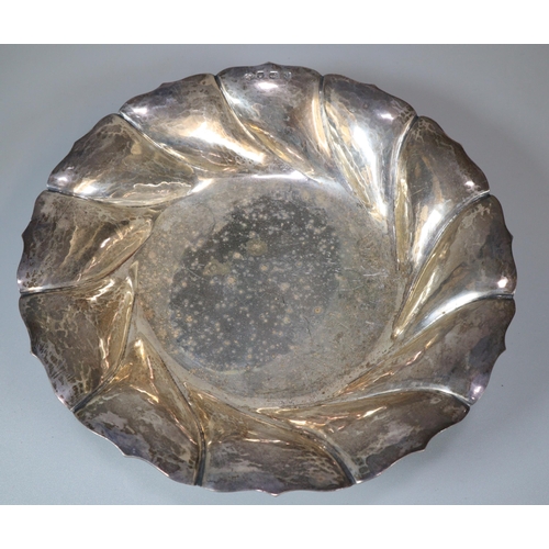 27 - Pair of George V silver plenished bowls, by S&H Ltd. Sheffield 1922. 21.5cm diameter approx.  Total ... 