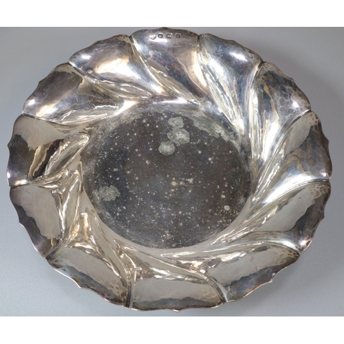 27 - Pair of George V silver plenished bowls, by S&H Ltd. Sheffield 1922. 21.5cm diameter approx.  Total ... 