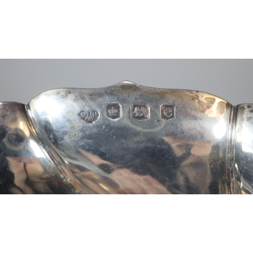 27 - Pair of George V silver plenished bowls, by S&H Ltd. Sheffield 1922. 21.5cm diameter approx.  Total ... 