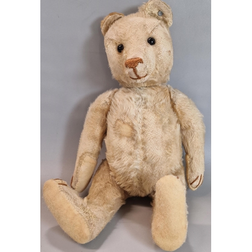 277 - Early 20th century Steiff blank button straw filled teddy bear, dating to 1905/06, with glass eyes, ... 