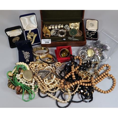 206 - Box of assorted costume jewellery to include: necklaces, chains, pendants, brooches, jewellery box, ... 