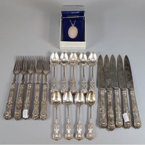 219 - Bag of silver and silver plate to include: silver handled knives and forks, plated spoons, 'The Eliz... 