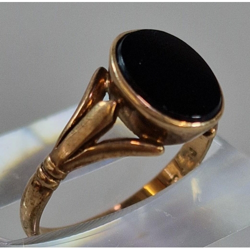 246 - 9ct gold black onyx signet ring. 2.2g approx. Size M1/2. (B.P. 21% + VAT)