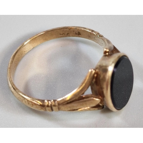 246 - 9ct gold black onyx signet ring. 2.2g approx. Size M1/2. (B.P. 21% + VAT)