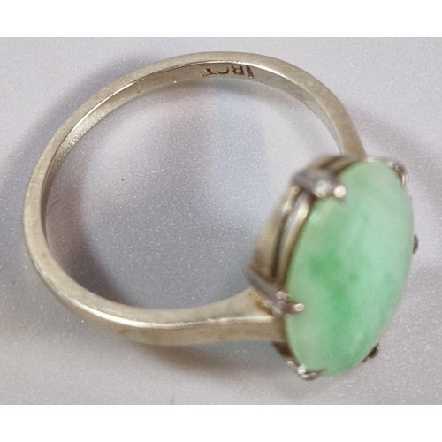 251 - 18ct white gold and green hardstone ring. 3g approx. Size O. (B.P. 21% + VAT)