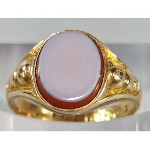 254 - 18ct gold hardstone signet ring. 4.3g approx. Size M1/2. (B.P. 21% + VAT)