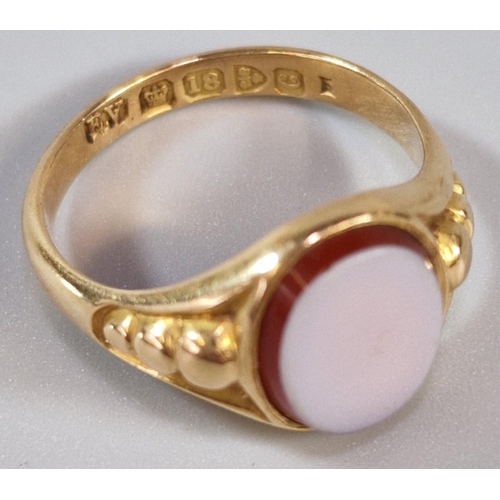 254 - 18ct gold hardstone signet ring. 4.3g approx. Size M1/2. (B.P. 21% + VAT)