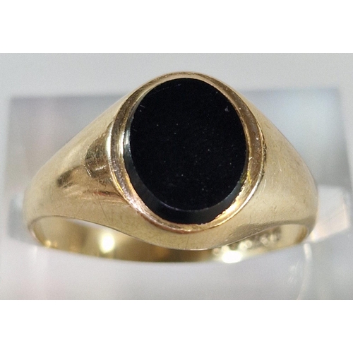 263 - 9ct gold black onyx signet ring. 2.4g approx. Size P1/2. (B.P. 21% + VAT)