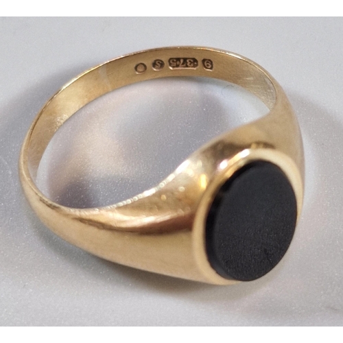 263 - 9ct gold black onyx signet ring. 2.4g approx. Size P1/2. (B.P. 21% + VAT)