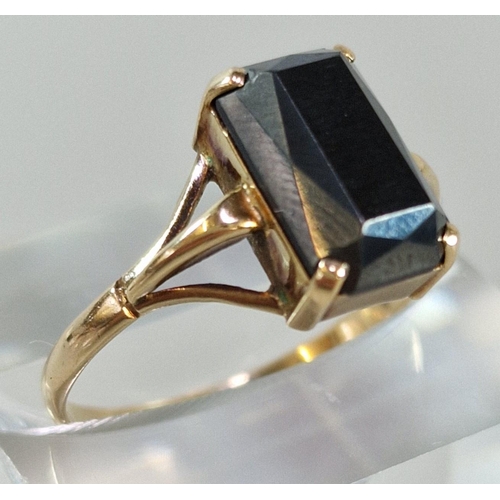 264 - 9ct gold and black stone dress ring. 2.1g approx. Size P. (B.P. 21% + VAT)