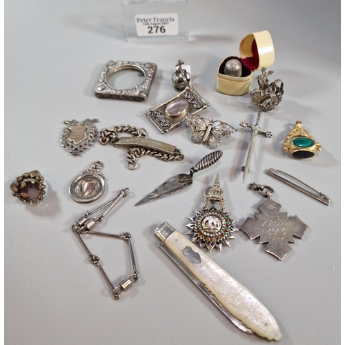 276 - Bag of silver jewellery to include: Celtic design brooch, fobs, sports fobs, dress rings, book mark ... 