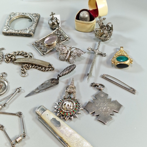 276 - Bag of silver jewellery to include: Celtic design brooch, fobs, sports fobs, dress rings, book mark ... 