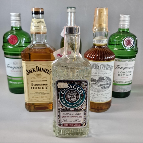 28 - Collection of alcohol to include: two bottles of Tanqueray London Dry Gin, Jack Daniels Tennessee Ho... 