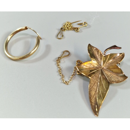 281 - 9ct gold leaf brooch. 3.1g approx., together with a yellow metal hoop earring. (B.P. 21% + VAT)