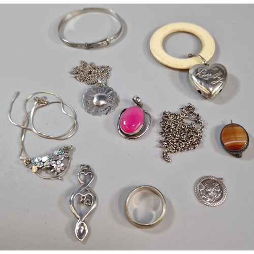 282 - Bag of silver items to include: various fobs and pendants, agate brooch, baby's christening bangle, ... 