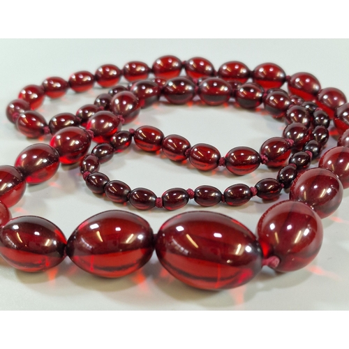 285 - Art Deco design cherry Bakelite necklace. 59g approx. (B.P. 21% + VAT)