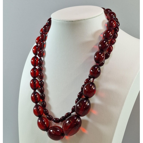 285 - Art Deco design cherry Bakelite necklace. 59g approx. (B.P. 21% + VAT)