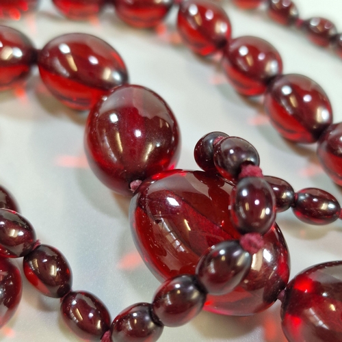 285 - Art Deco design cherry Bakelite necklace. 59g approx. (B.P. 21% + VAT)