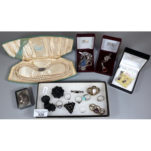 326 - Box of jewellery to include: Victorian and other brooches, mourning brooches, silver and other dress... 