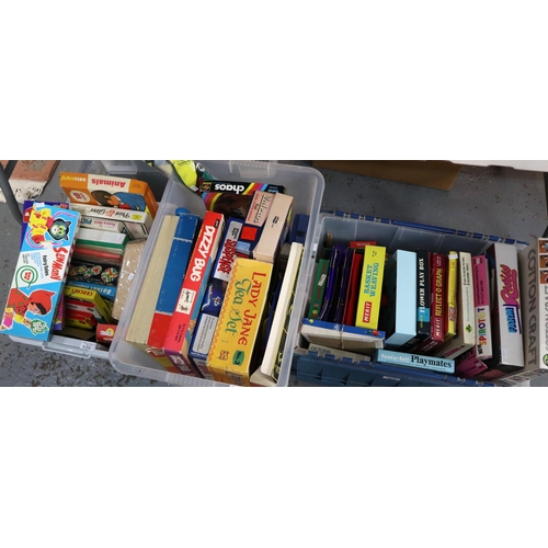 424 - Large collection of vintage games in original boxes to include: Merit basket weaving, Spear's flower... 