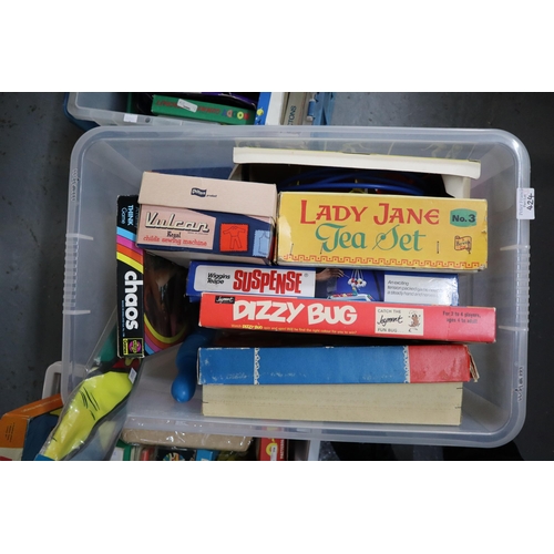 424 - Large collection of vintage games in original boxes to include: Merit basket weaving, Spear's flower... 