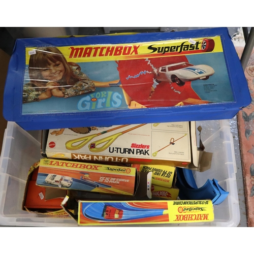 425 - Plastic tub of vintage games to include: Mattel Sizzlers U-Turn Pac, Matchbox Superfast Curve Pack a... 