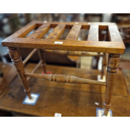 451 - 20th century hardwood luggage/suitcase stand. (B.P. 21% + VAT)