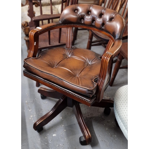 489 - Reproduction leather button back and mahogany finish office swivel armchair. (B.P. 21% + VAT)