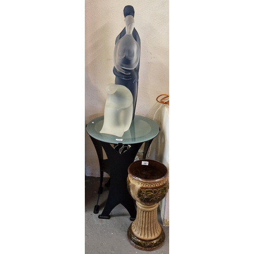 509 - Unusual modern glass top light up lamp table with stylised glass figural sculptures of a loving coup... 