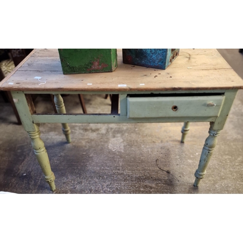 546 - Victorian pine painted two drawer kitchen table on baluster turned legs (missing one drawer). 119x61... 