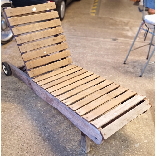 552 - Modern teak reclining garden sun lounger on wheels.  (B.P. 21% + VAT)