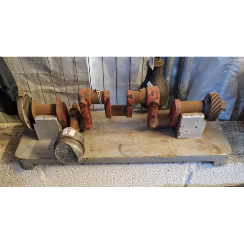 557 - Vintage crank shaft teaching aid with single piston on wooden painted base. (B.P. 21% + VAT)