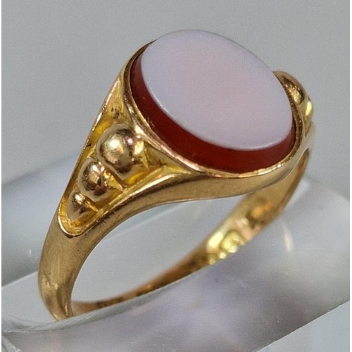 254 - 18ct gold hardstone signet ring. 4.3g approx. Size M1/2. (B.P. 21% + VAT)