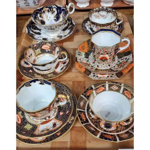 343 - Two trays of Royal Crown Derby porcelain items in 'Imari' design to include: cabinet cups and saucer... 