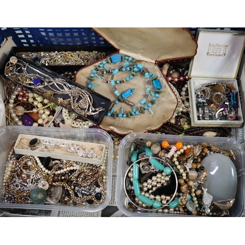 224 - Collection of vintage and other jewellery to include: pearls, studs, necklaces, charm bracelets, spi... 