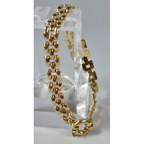 294 - 9ct gold bracelet with repeating design. 7.8g approx. Length 19.5cm approx. (B.P. 21% + VAT)