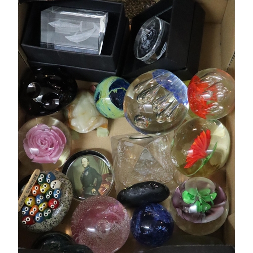 389 - Collection of Art Glass and mainly paperweights: floral designs, onyx frog and similar items etc. (B... 