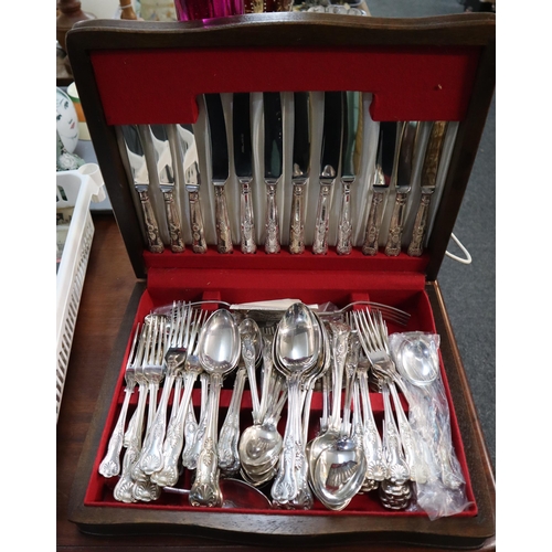 402 - Cased canteen of Viners silver plated cutlery. (B.P. 21% + VAT)